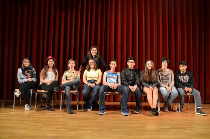 El grup de joves de l'Aula de Teatre portant a escena 'Manu' a l'auditori