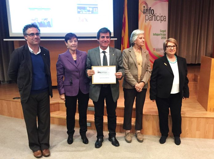 L'alcalde de Martorell, Xavier Fonollosa, recull en nom de l'Ajuntament el el reconeixement Infoparticipa a la transparència que atorga la UAB